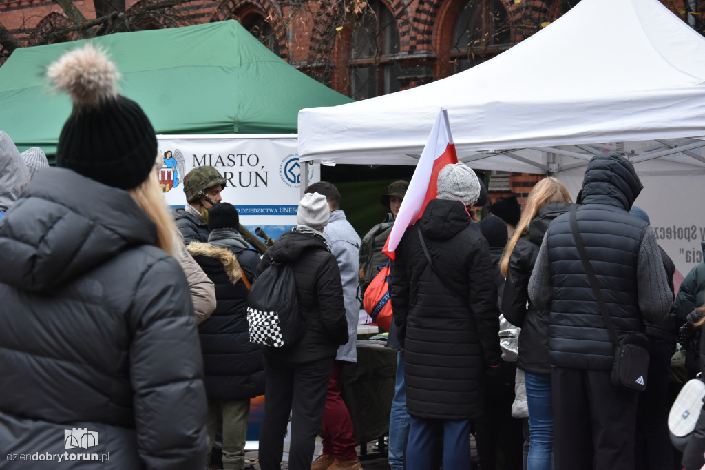 Piknik historyczny na Rynku Staromiejskim