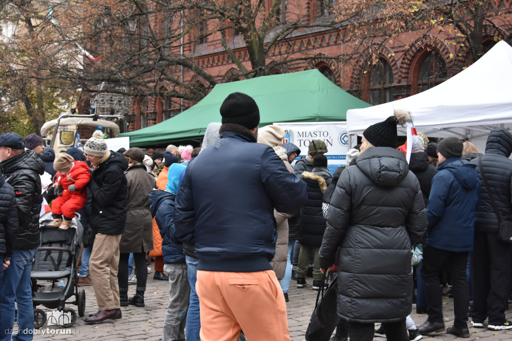 Piknik historyczny na Rynku Staromiejskim