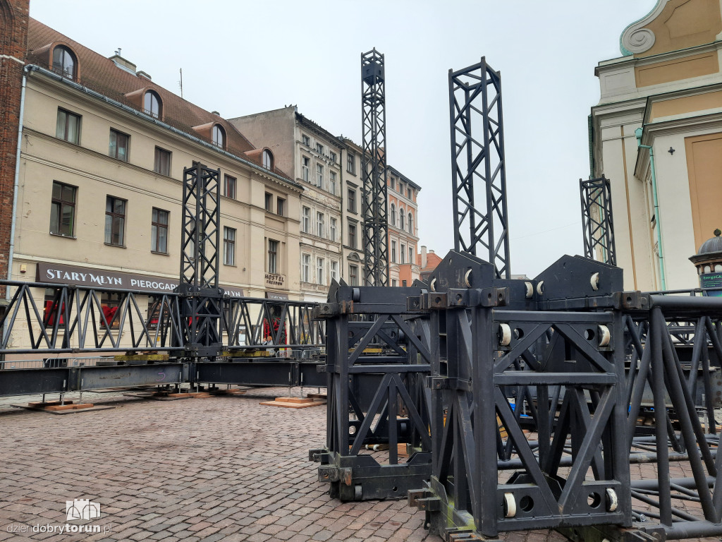 Sylwestrowa scena w Toruniu już stoi!