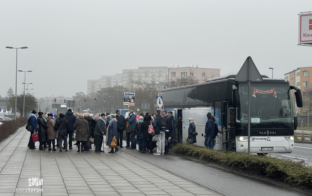 Tysiące wiernych pod Areną Toruń