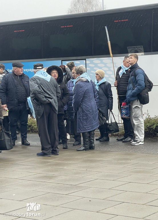 Tysiące wiernych pod Areną Toruń