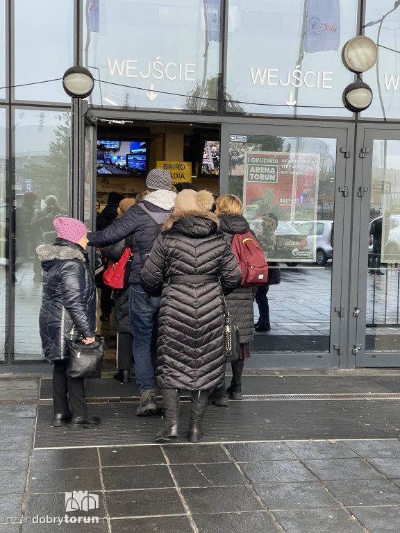 Tysiące wiernych pod Areną Toruń