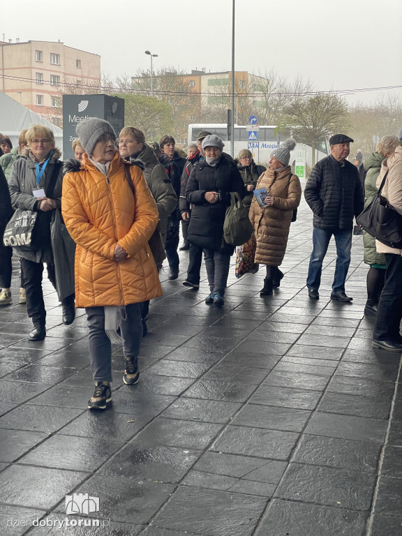 Tysiące wiernych pod Areną Toruń