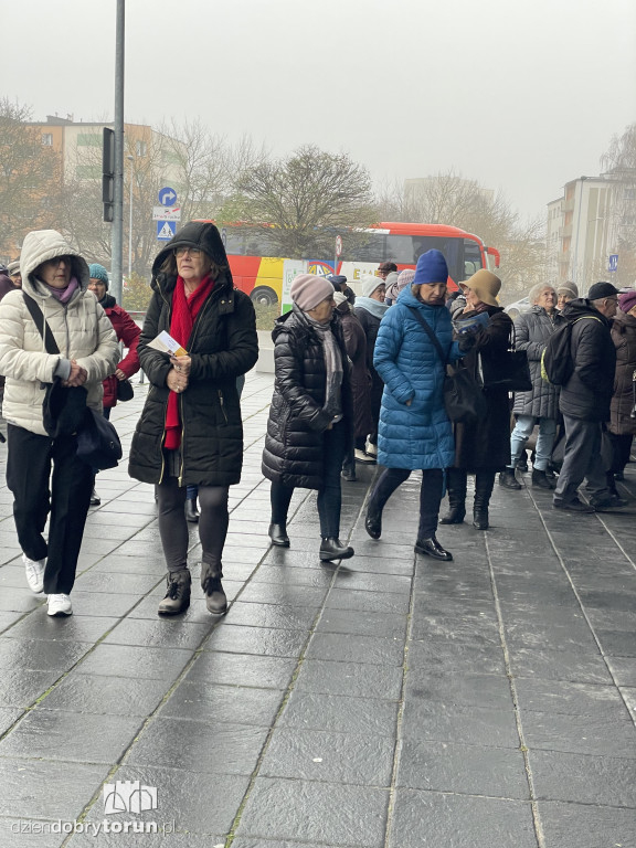 Tysiące wiernych pod Areną Toruń