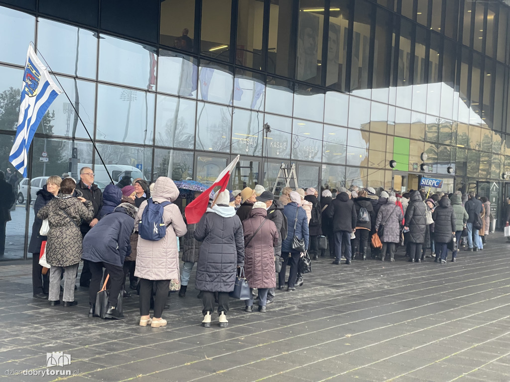 Tysiące wiernych pod Areną Toruń