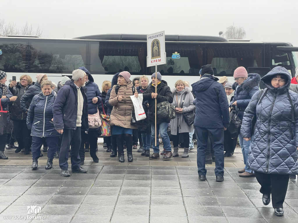 Tysiące wiernych pod Areną Toruń