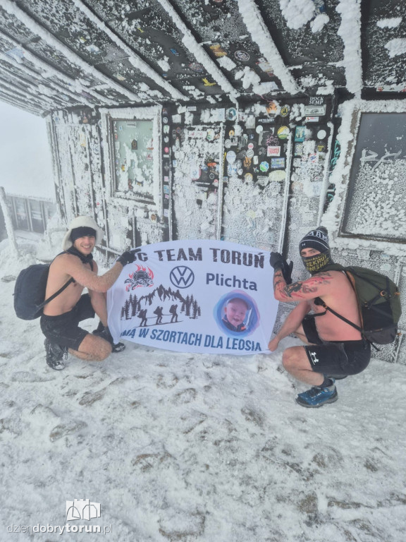 Ubrani tylko w szorty weszli na Śnieżkę