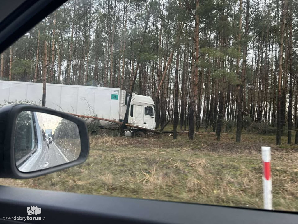 Kolizja z udziałem ciężarówki na DK10