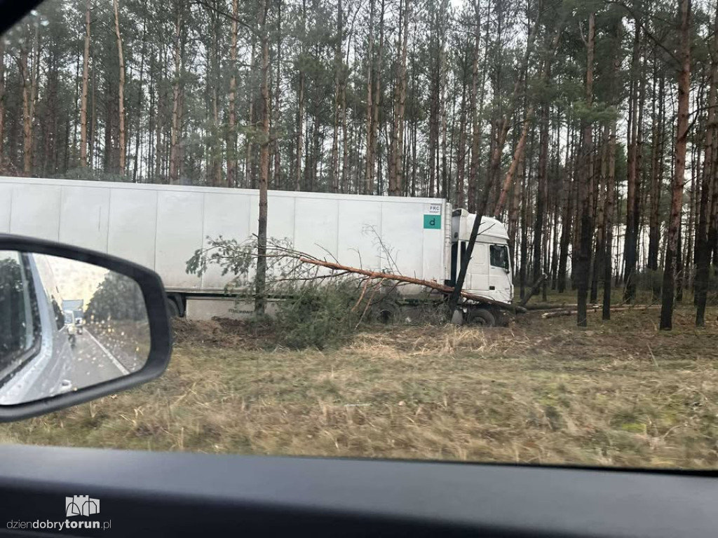 Kolizja z udziałem ciężarówki na DK10