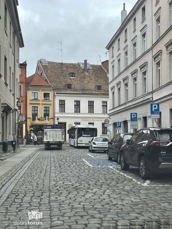 Autobusowe blokady na starówce