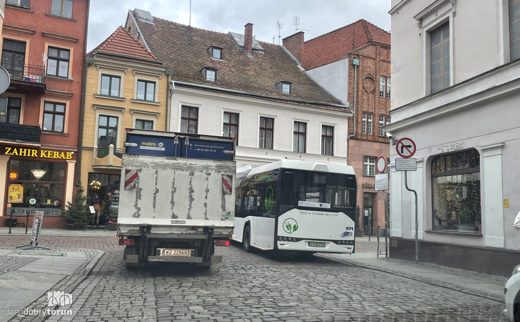 Autobusowe blokady na starówce