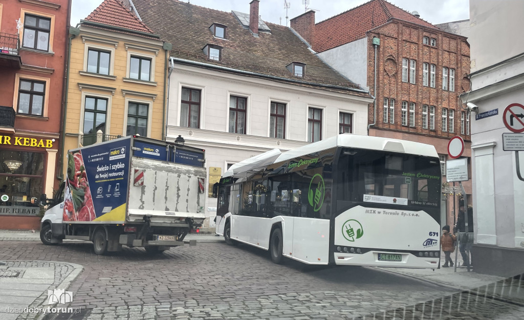 Autobusowe blokady na starówce