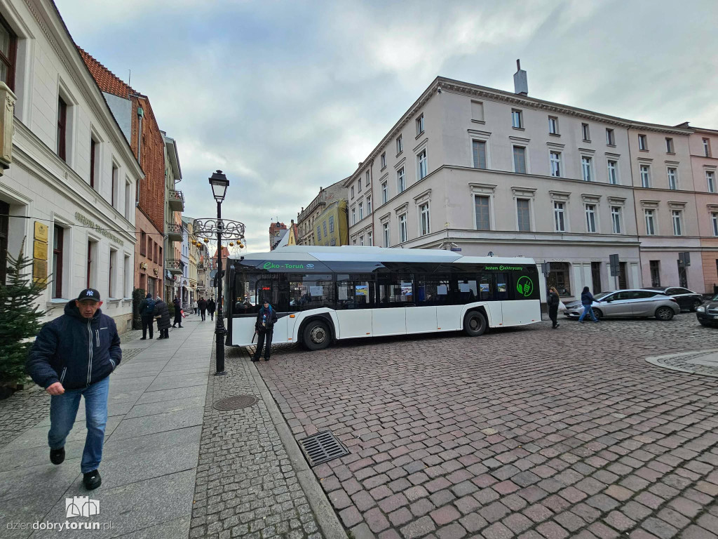 Autobusowe blokady na starówce