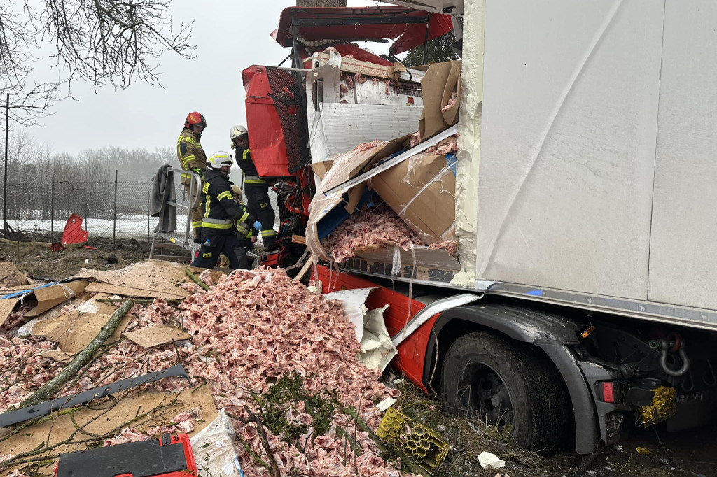 Kierowca zakleszczony w ciężarówce. Tona mięsa na drodze