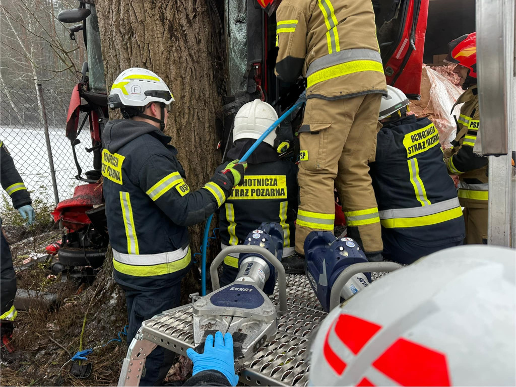 Kierowca zakleszczony w ciężarówce. Tona mięsa na drodze