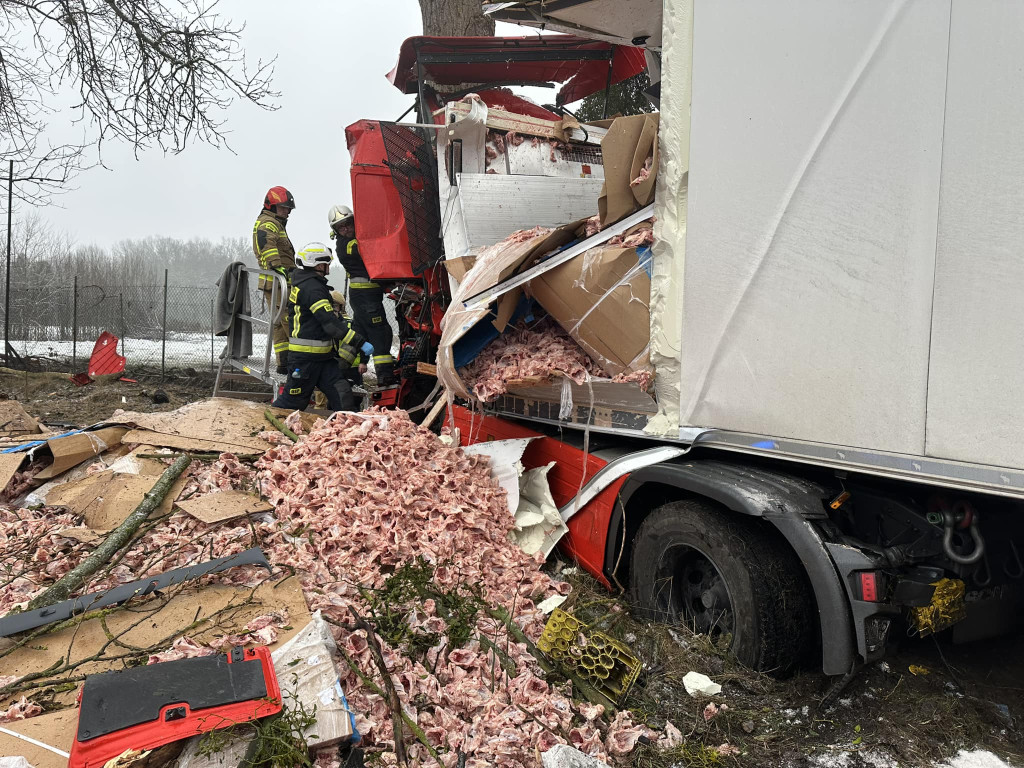 Kierowca zakleszczony w ciężarówce. Tona mięsa na drodze