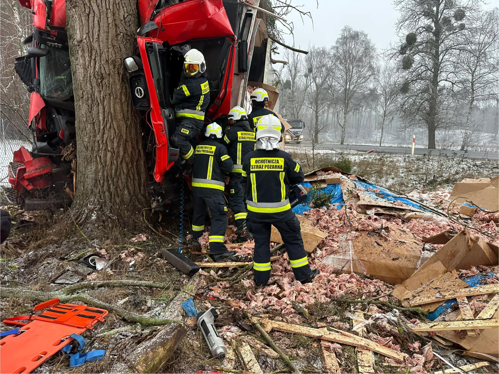 Kierowca zakleszczony w ciężarówce. Tona mięsa na drodze