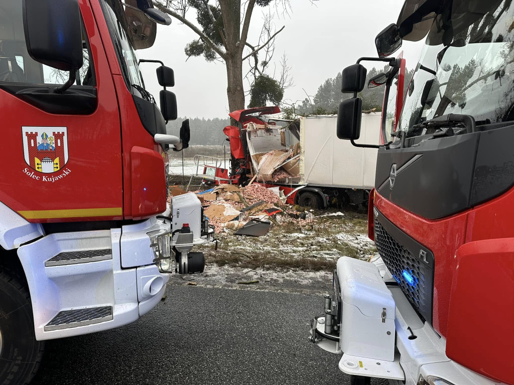 Kierowca zakleszczony w ciężarówce. Tona mięsa na drodze