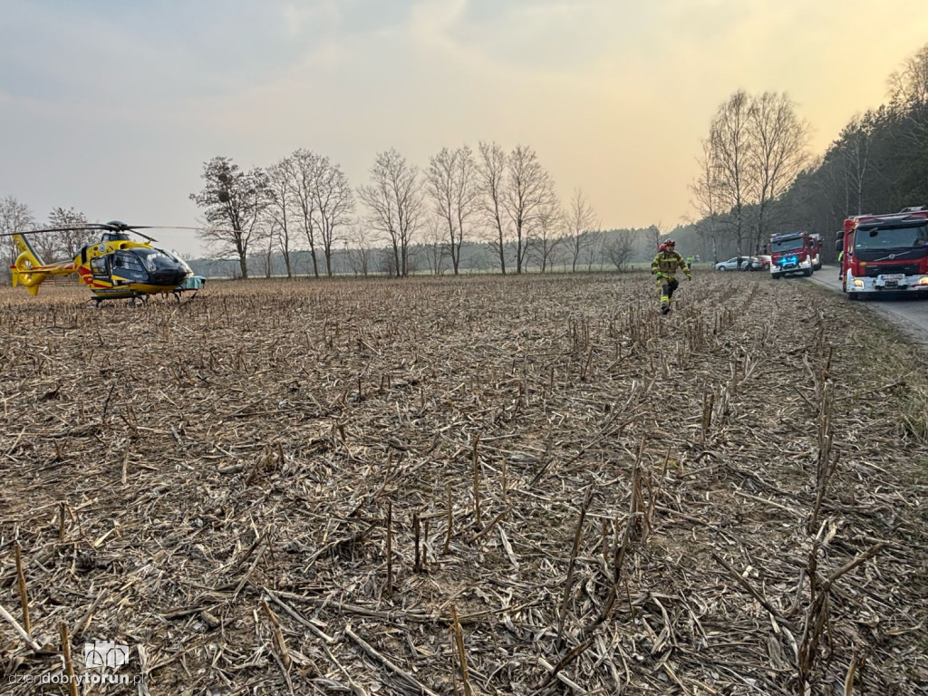 Kierowca i pasażer uwięzieni w wraku