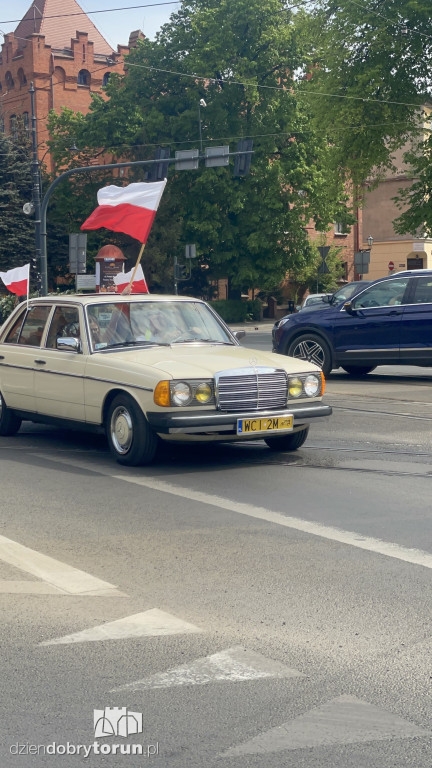 Rajd samochodowy z okazji Święta Flagi