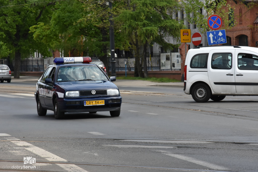 Rajd samochodowy z okazji Święta Flagi