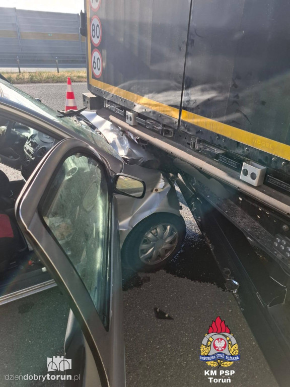 Osobówka wbiła się pod ciężarówkę!