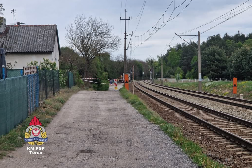 Na pociąg osobowy spadł słup