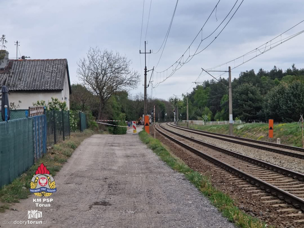 Na pociąg osobowy spadł słup