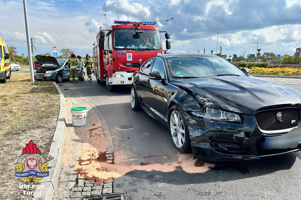 Wypadek w Toruniu - rozbity Jaguar i Skoda. Ranny w szpitalu