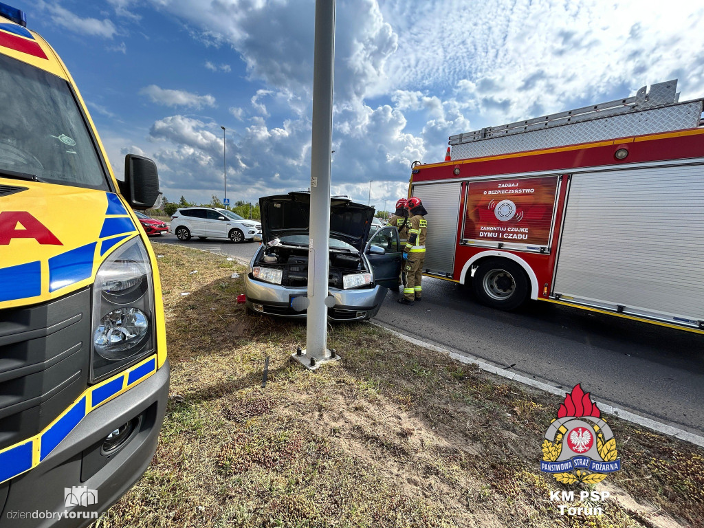 Wypadek w Toruniu - rozbity Jaguar i Skoda. Ranny w szpitalu