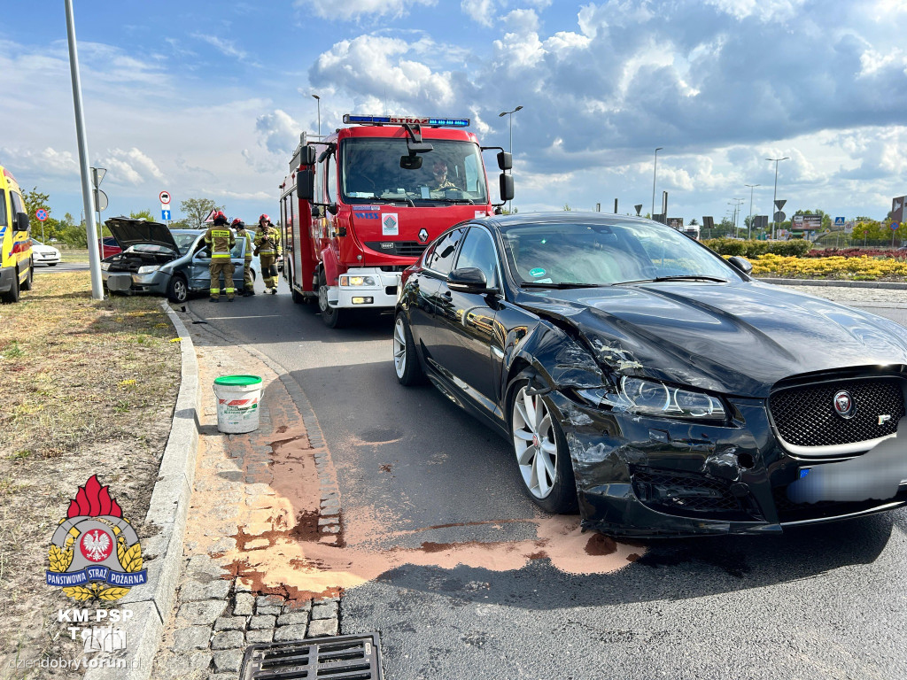 Wypadek w Toruniu - rozbity Jaguar i Skoda. Ranny w szpitalu