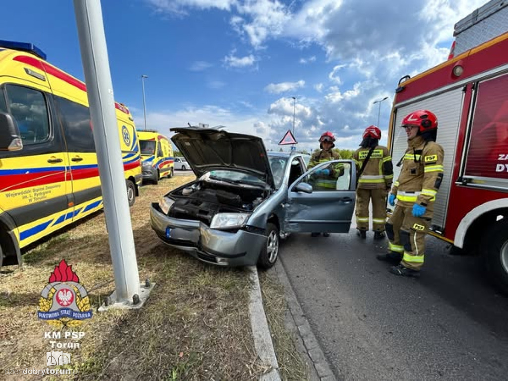Wypadek w Toruniu - rozbity Jaguar i Skoda. Ranny w szpitalu