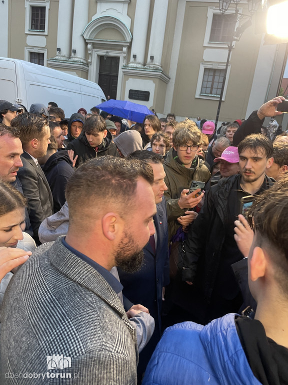 Sławomir Mentzen pozował do zdjęć w Toruniu