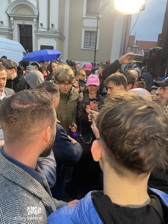 Sławomir Mentzen pozował do zdjęć w Toruniu