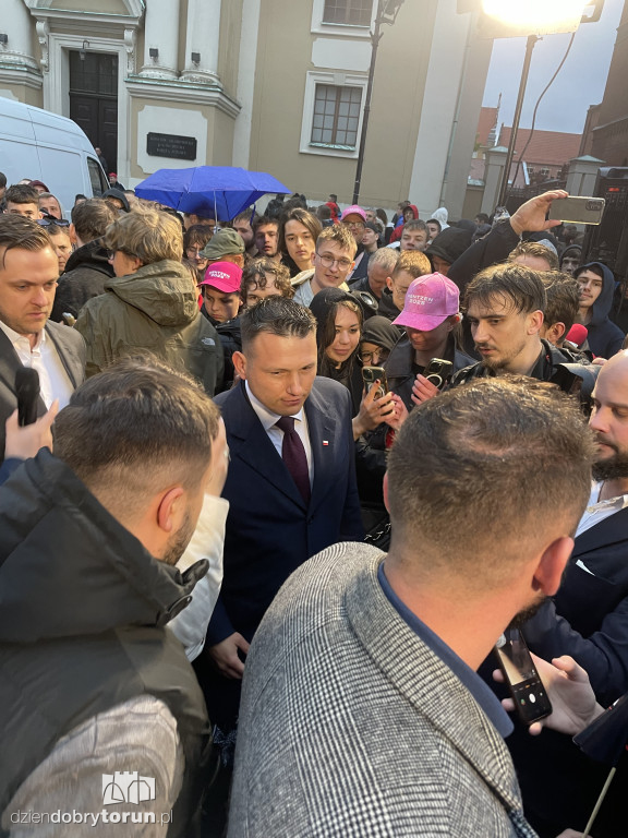 Sławomir Mentzen pozował do zdjęć w Toruniu