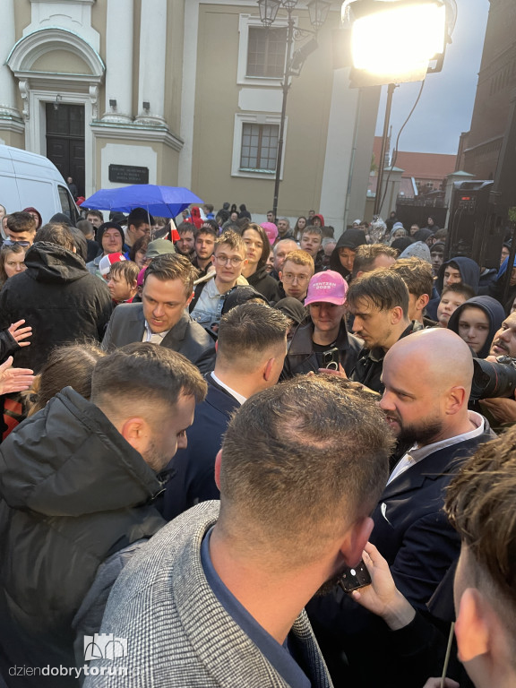 Sławomir Mentzen pozował do zdjęć w Toruniu