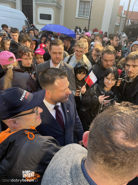 Sławomir Mentzen pozował do zdjęć w Toruniu