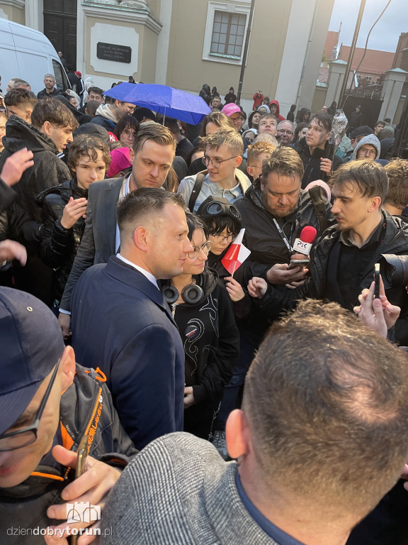 Sławomir Mentzen pozował do zdjęć w Toruniu