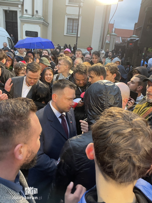Sławomir Mentzen pozował do zdjęć w Toruniu