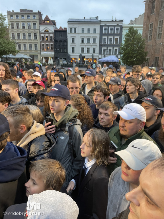 Sławomir Mentzen pozował do zdjęć w Toruniu