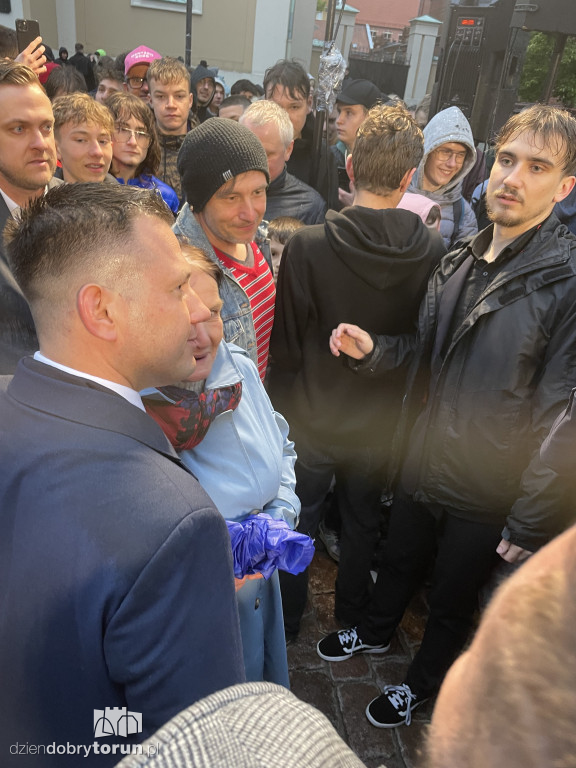 Sławomir Mentzen pozował do zdjęć w Toruniu