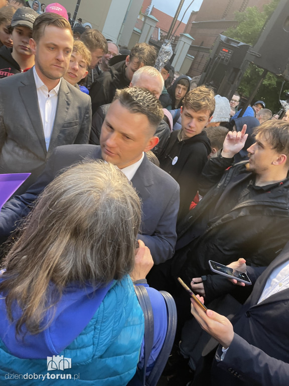 Sławomir Mentzen pozował do zdjęć w Toruniu