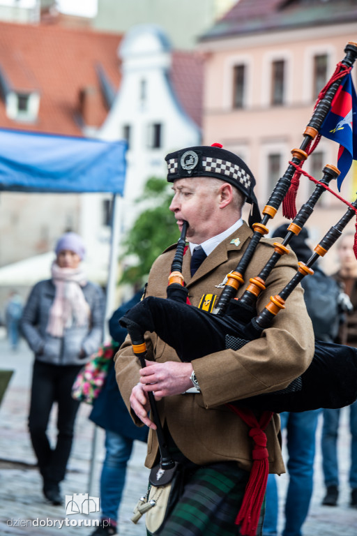 Szkocka orkiestra na ulicach Torunia