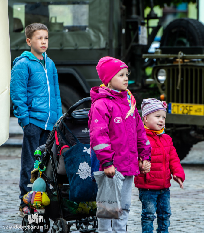 Szkocka orkiestra na ulicach Torunia