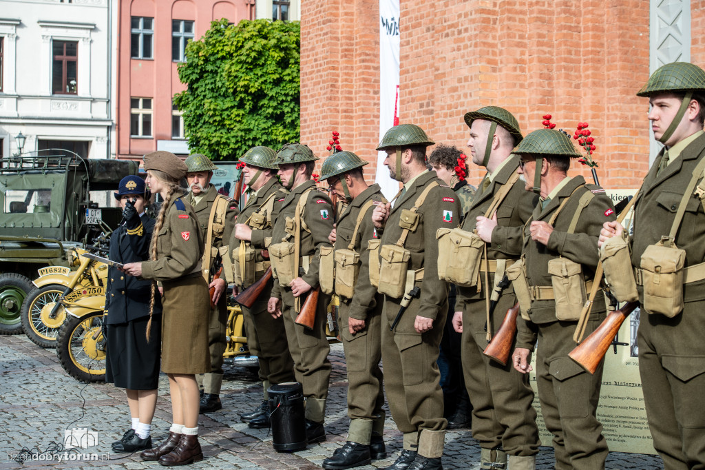 Szkocka orkiestra na ulicach Torunia