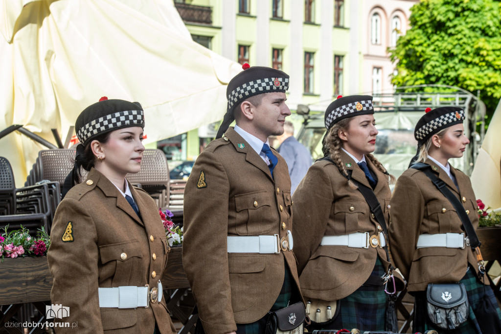 Szkocka orkiestra na ulicach Torunia