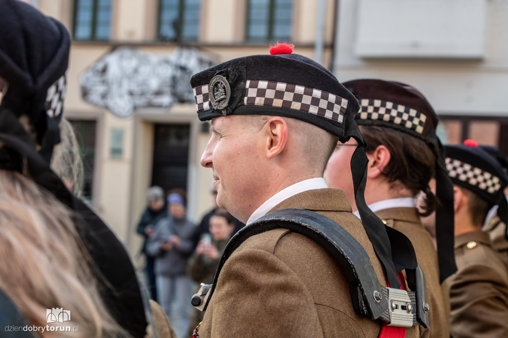 Szkocka orkiestra na ulicach Torunia