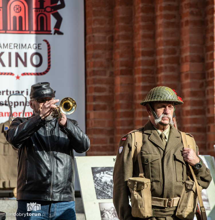 Szkocka orkiestra na ulicach Torunia