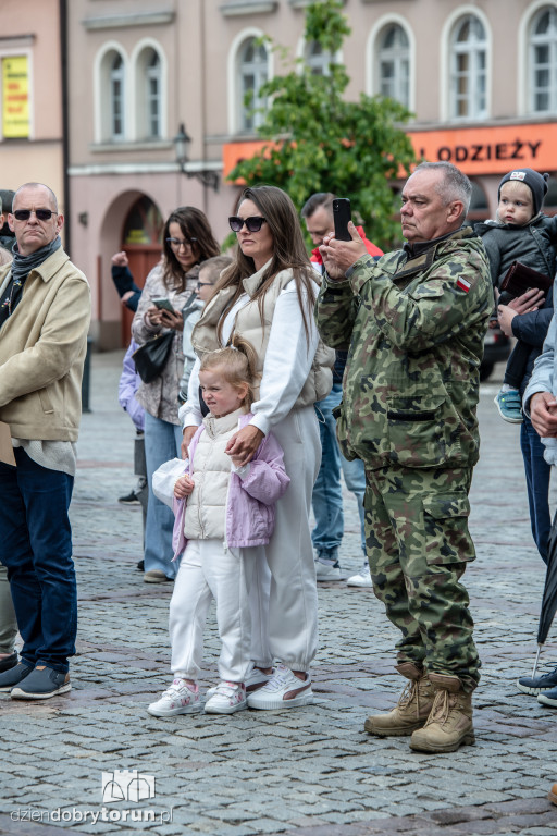 Szkocka orkiestra na ulicach Torunia