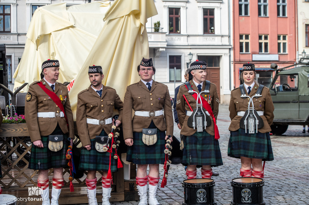 Szkocka orkiestra na ulicach Torunia